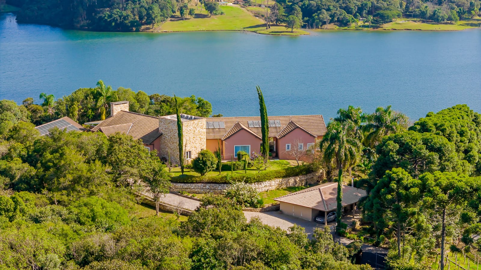 Casa com piscina vista aérea