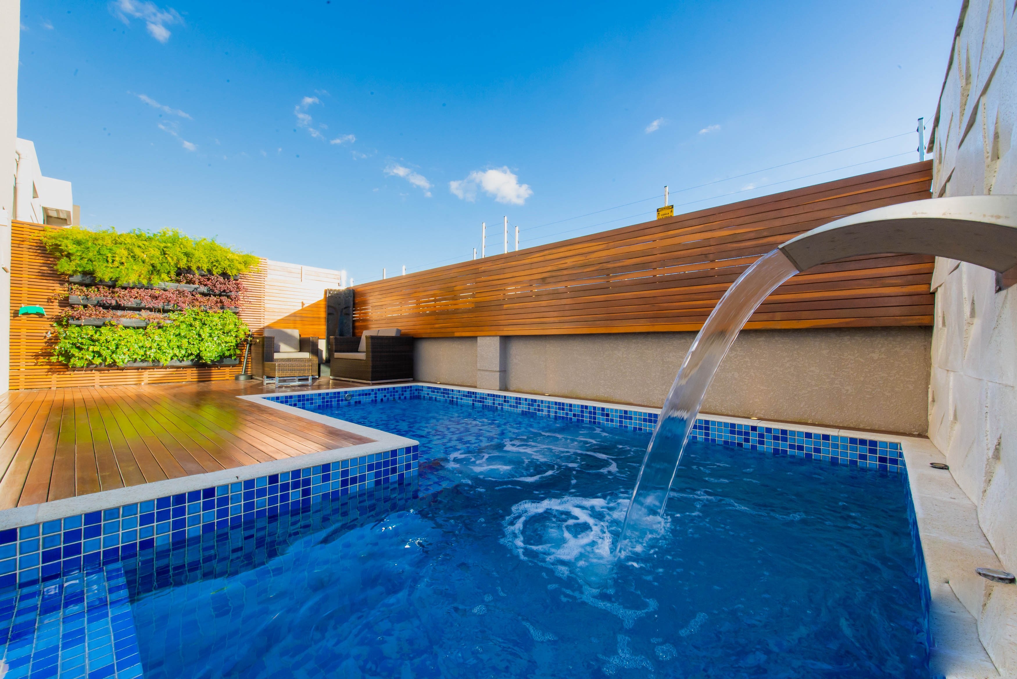 Piscina com cascata