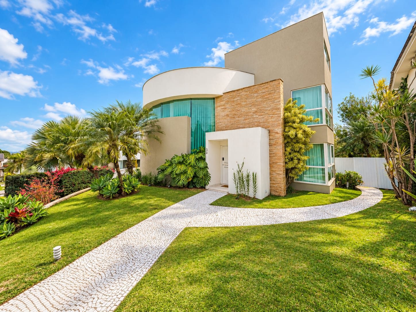 Fachada de casa com jardim