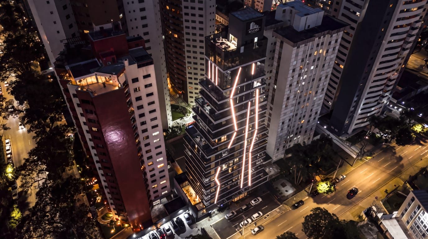 Fachada de prédio à noite