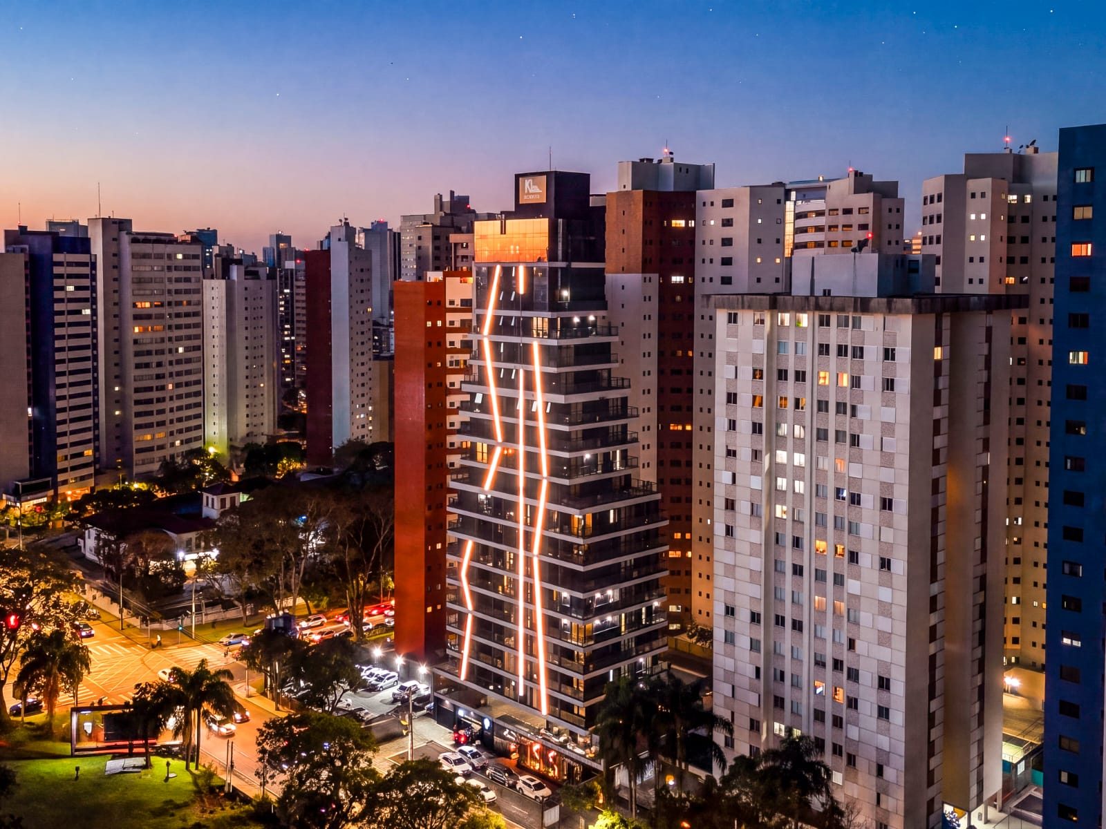 Fachada de prédio ao entardecer