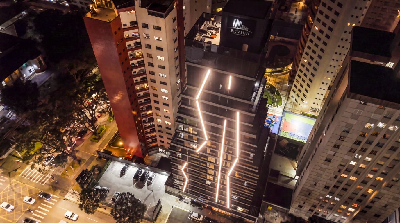 Fachada de prédio à noite