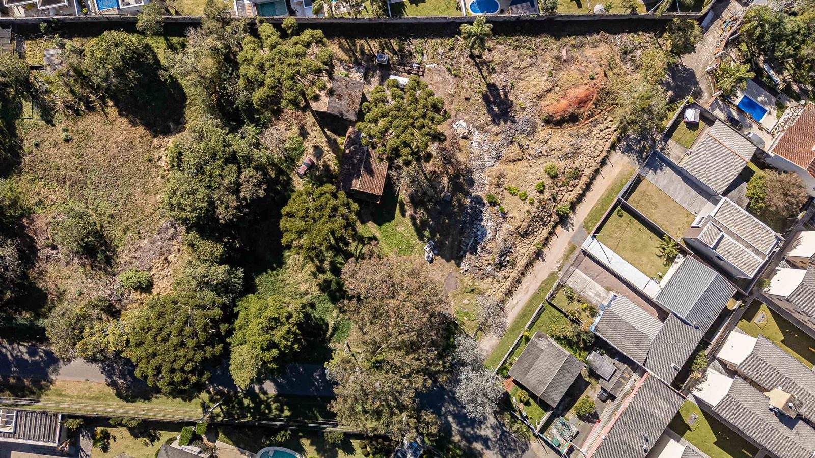 Vista de cima do terreno com casa antiga